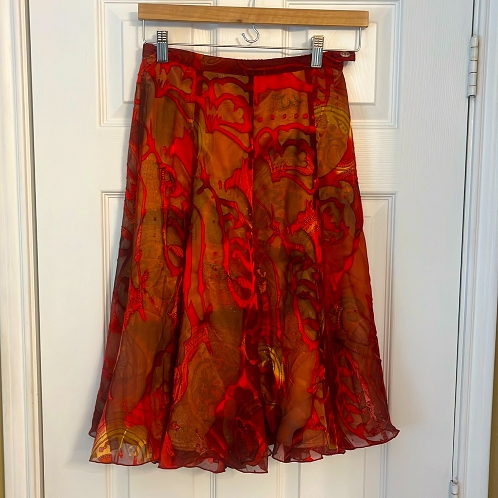 Light flowy lined circle skirt beautiful red print perfect for the holidays